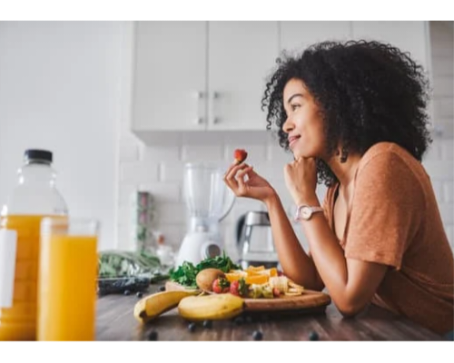 mujer comiendo saludable