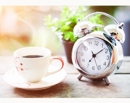 Una taza de café mas un reloj