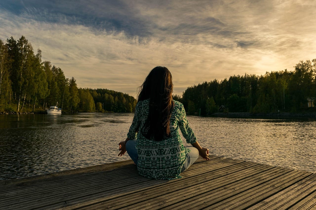 ¿Querés aprender a meditar?...Empieza hoy! yoga, woman, lake, outdoors, lotus pose, nature, meditation, mindfulness, balance, meditating, wellness, sunset, twilight