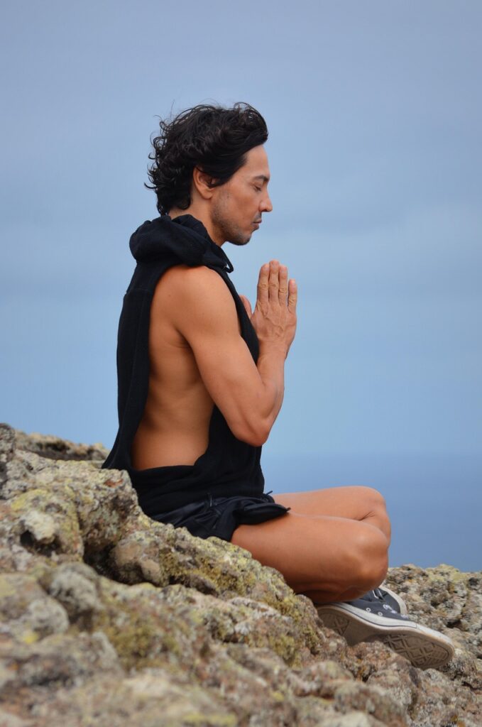 hombre  meditando al aire libre
