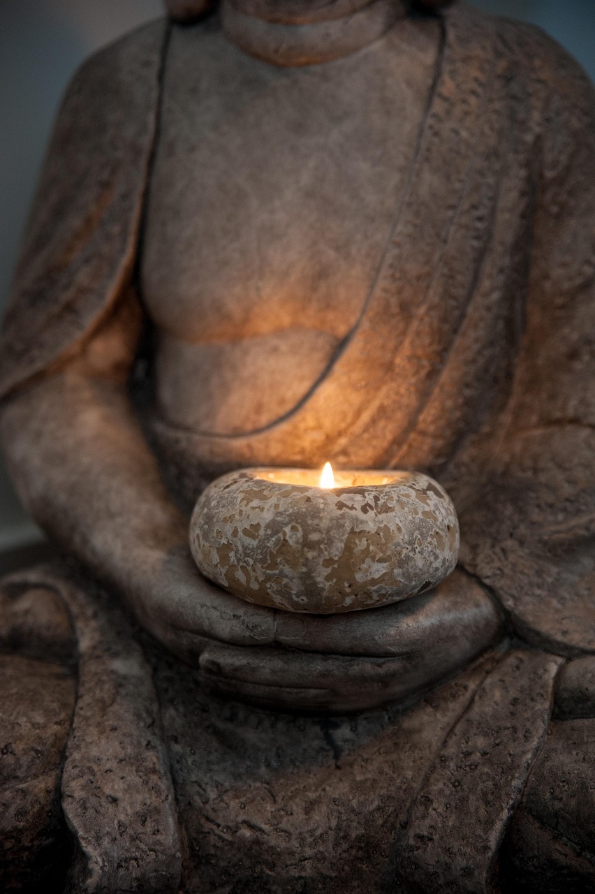 vela de una estatua de buda 