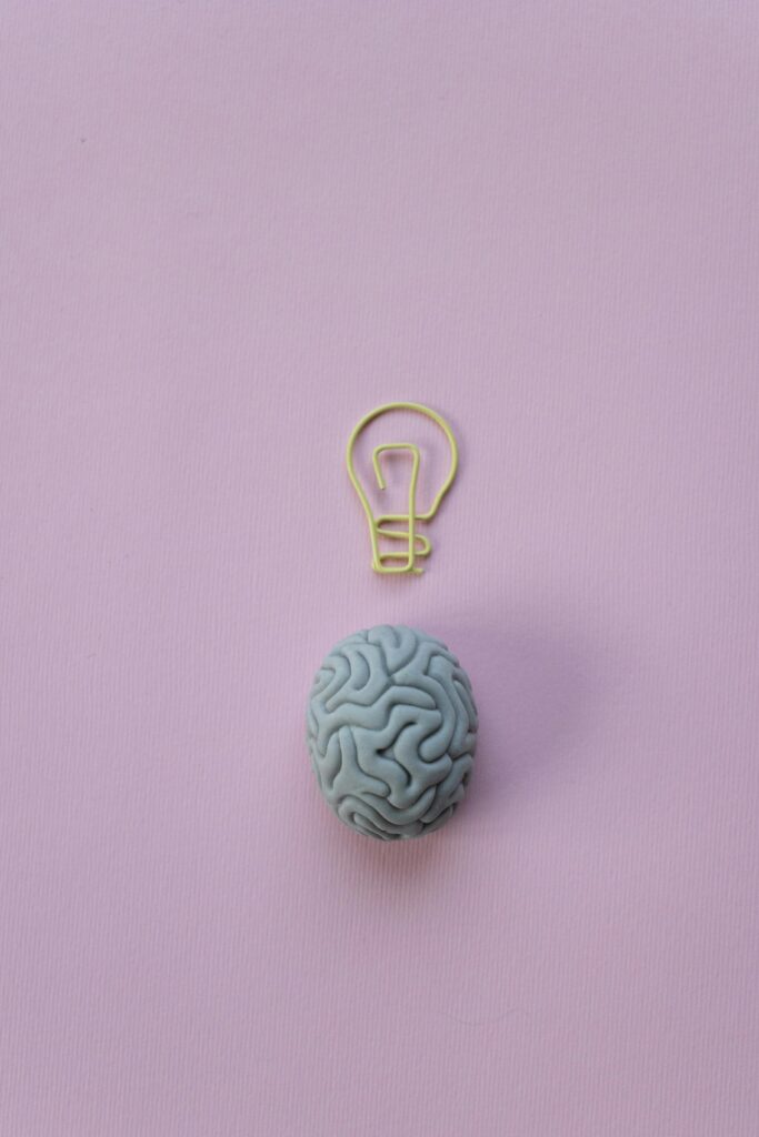 El cuidado mental ilustrado por un foco y un cerebro