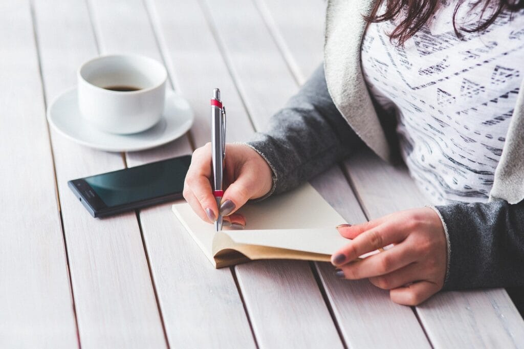 El poder de la gratitud: una forma simple de cuidar tu mente woman, write, notepad, girl, female, hand, note, business, notebook, desk, work, working, table, pen, student, young, write, note, business, business, business, business, work, work, work, working, pen, pen, student, student, student, student, student