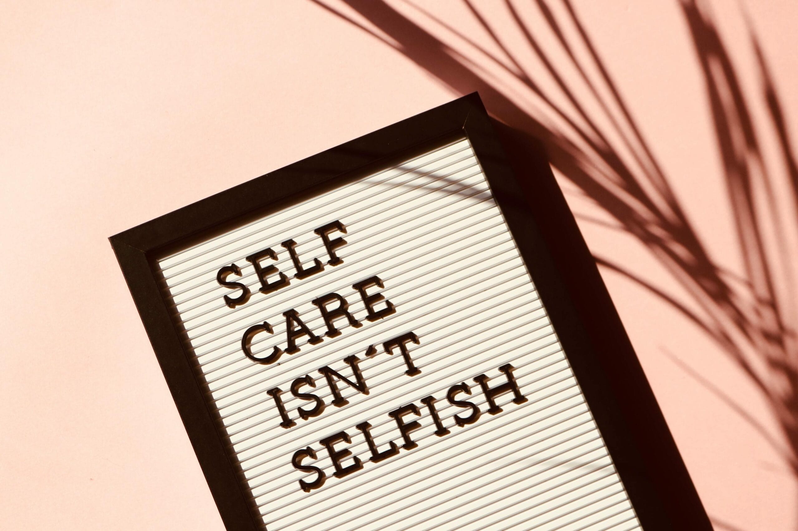 Salud mental y bienestar: acciones que marcan la diferencia Letter board displaying
